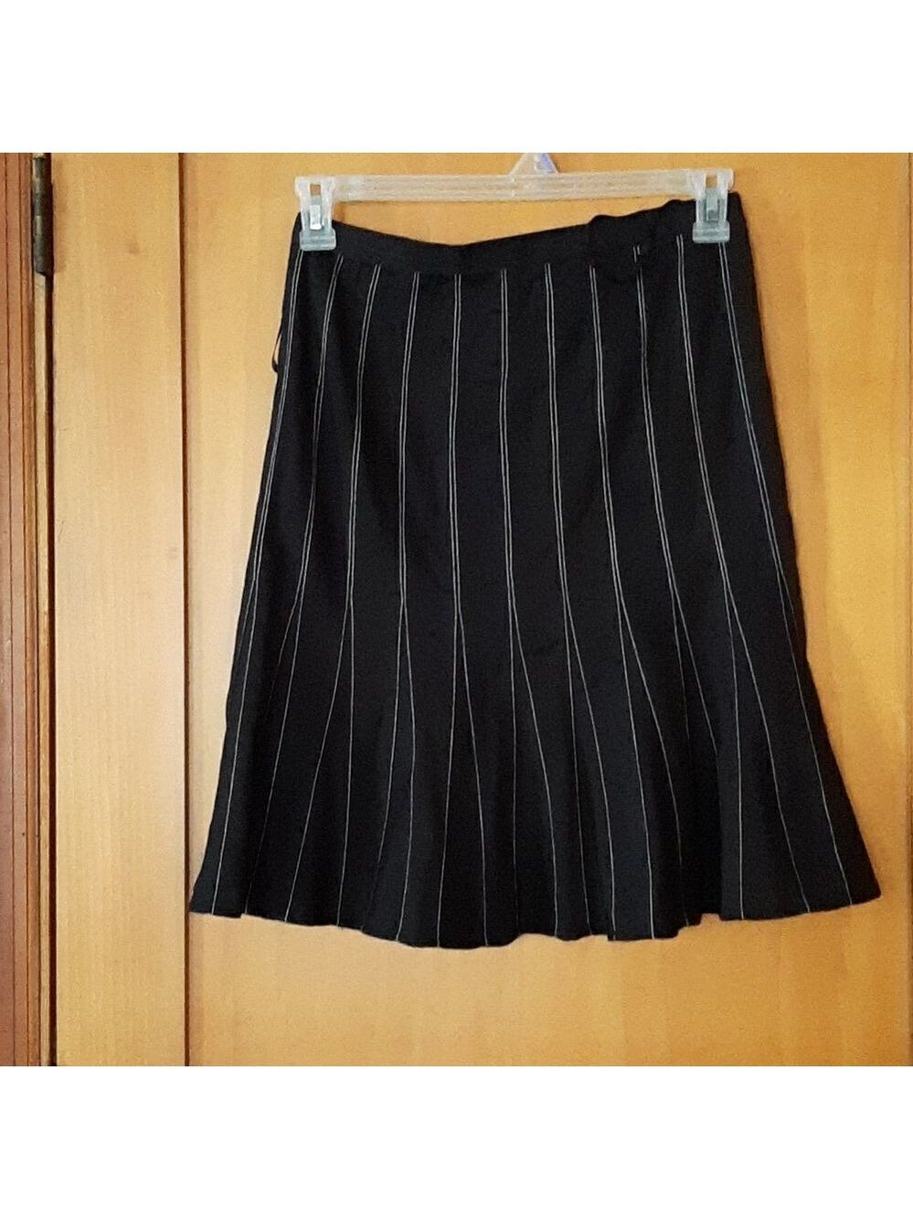 NWOT Central Fall Women Flair Black with White Lines Size 4